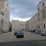 Sulla destra vi � l�accesso all�ampio cortile interno al complesso monastico: lo attraversiamo...